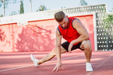 Spor sahasında spor yapan atletik bir adam.