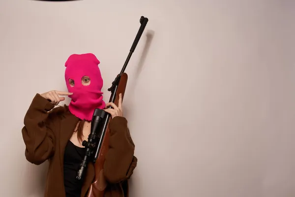 Tireur féminin avec un pistolet dans la main Lifestyle modèle de studio — Photo