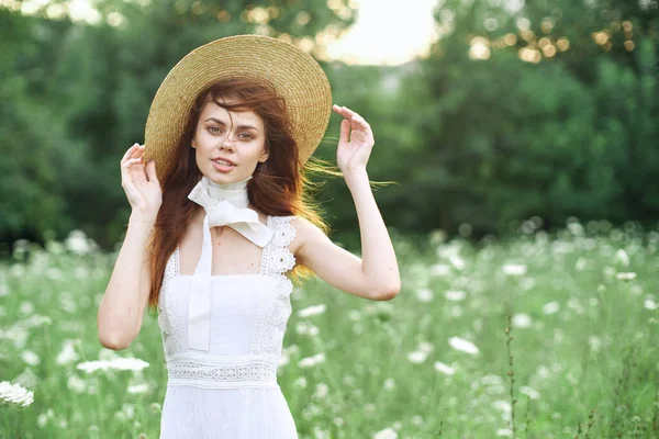 Bonita mujer en sombrero caminar naturaleza posando moda — Foto de Stock