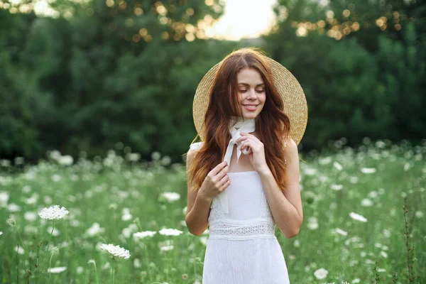 Vacker kvinna i vit klänning vintage natur poserar mode — Stockfoto