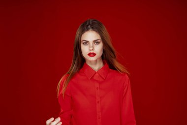 Kırmızı gömlekli kadın moda kırmızı dudaklı eğlence
