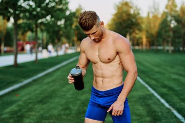 Parklarda vücut geliştirme egzersizi yapan erkek sporcu.