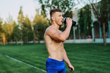 Parklarda vücut geliştirme egzersizi yapan erkek sporcu.