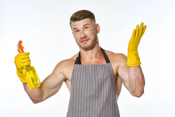 Emocjonalny mężczyzna w fartuchu z detergentem sprzątanie prac domowych — Zdjęcie stockowe