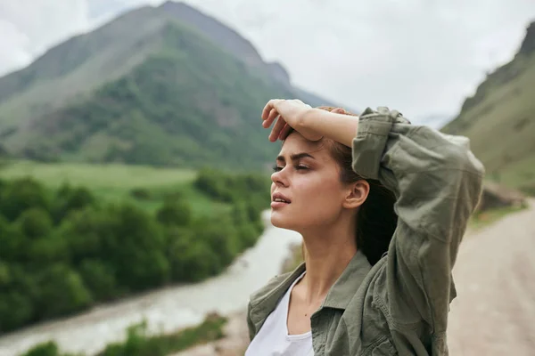 Mulher montanhas turísticas viagens paisagem natureza férias — Fotografia de Stock