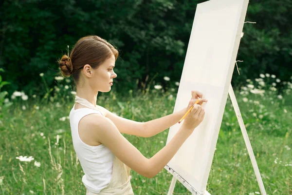 Mujeres al aire libre cerca caballete arte creativo dibujo —  Fotos de Stock