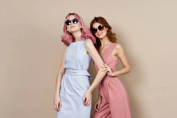 Δύο φίλες στέκονται δίπλα-δίπλα ρούχα μόδας glamor ποζάρουν — Φωτογραφία Αρχείου