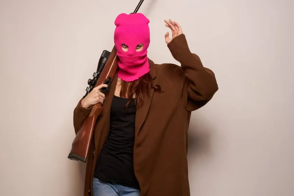 Mulher gangster perigo crime moda isolado fundo — Fotografia de Stock