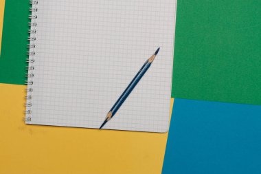 Ofis malzemelerindeki iş kartları renkli arkaplan kopyalama alanı