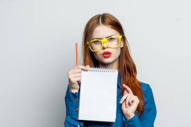 Sarı gözlüklü kadın sekreter not defteri görevlisi.