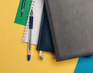 siyah not defteri kalem renkli ofis malzemeleri