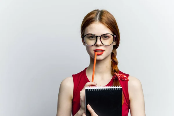 Mulher alegre com óculos vermelho vestido notepad trabalho — Fotografia de Stock