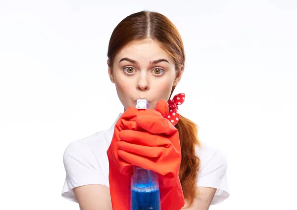 Schoonmaakster draagt rubberen handschoenen schoonmaakmiddelen huishoudelijk werk — Stockfoto