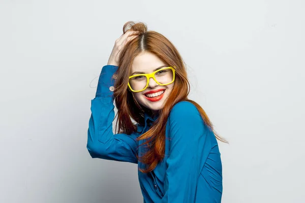 Frau im blauen Hemd gelbe Brille Charme Glamour — Stockfoto