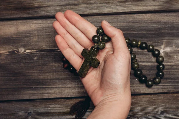 正統派の十字架木製の背景カトリックキリスト教とビーズ — ストック写真