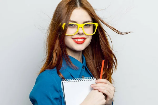 Mulher de negócios com bloco de notas e lápis vestindo óculos amarelos profissional de escritório — Fotografia de Stock