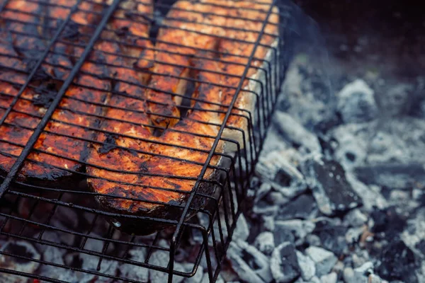 Cozinhar peixe ao ar livre churrasco close-up farinha de carvão — Fotografia de Stock