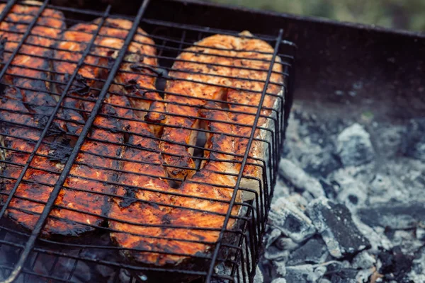 Vaření ryby venku grilování close-up dřevěné uhlí moučka — Stock fotografie