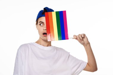 Beyaz tişört giyen kadın lgbt bayrak mucidi topluluğu