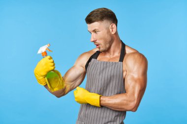 Önlüklü, şişkin vücutlu bir adam deterjan temizleyicisi.