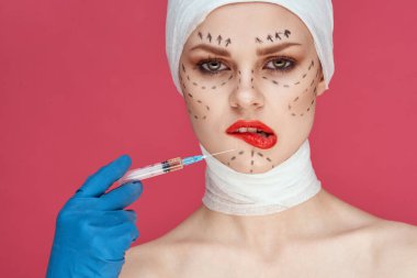 Mavi eldivenli bir kişi kırmızı dudaklı ameliyat yüz yenileme stüdyo yaşam tarzı