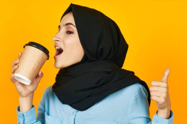 Müslümanların sıcak bir şekilde içmesi tecrit edilmiş bir arka plan oluşturur.