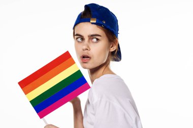 Beyaz tişört giyen kadın lgbt bayrak mucidi topluluğu