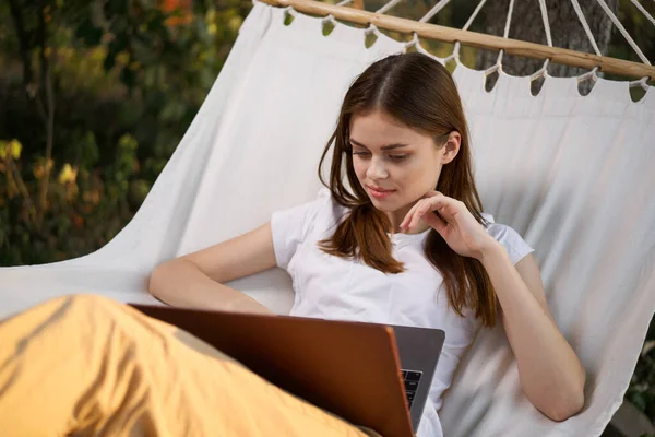 Kobieta leży w rogu z laptopem wakacje natura technologia — Zdjęcie stockowe