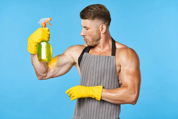 一个有抽吸身体的男人在围裙里洗涤剂 — 图库照片