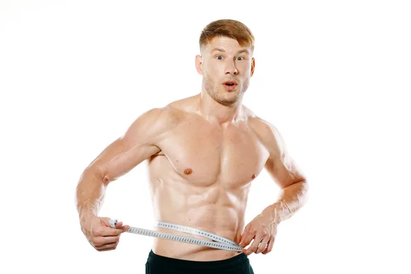 Atlético homem com bombeado até muscular corpo medidas com fita — Fotografia de Stock