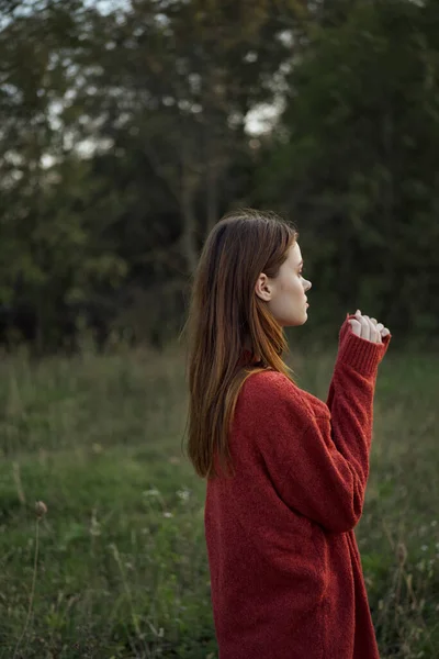 Kvinna utomhus i ett fält gå frisk luft — Stockfoto