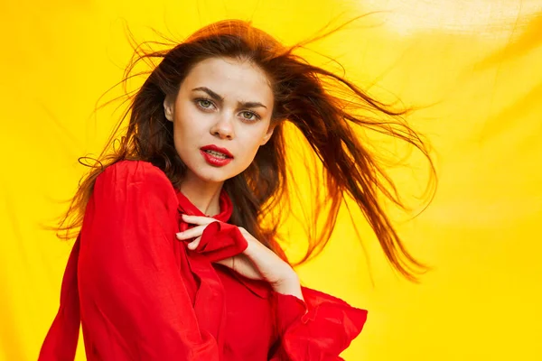 Mulher em vestido vermelho posando natureza tecido amarelo — Fotografia de Stock