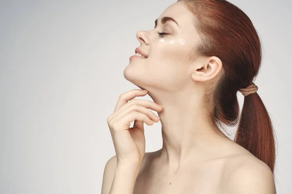 Kvinna med bara axlar ansiktskräm hudvård närbild — Stockfoto
