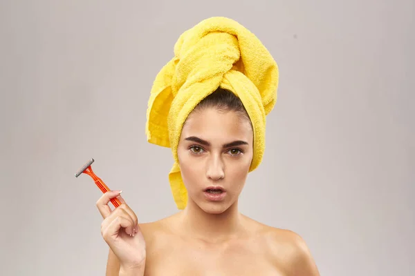 Kafasında sarı havluyla tıraş olan güzel bir kadın. — Stok fotoğraf