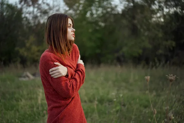 Mulher em uma camisola vermelha ao ar livre no campo natureza resto — Fotografia de Stock