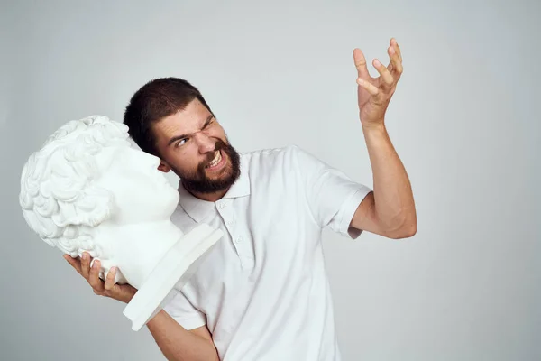 Бородатий чоловік з гіпсовим бюстом в руках декоративна скульптура — стокове фото