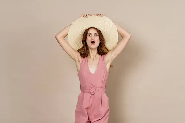 Γυναίκα σε ροζ φόρεμα glamor ποζάρουν μοντέλο απομονωμένο φόντο — Φωτογραφία Αρχείου