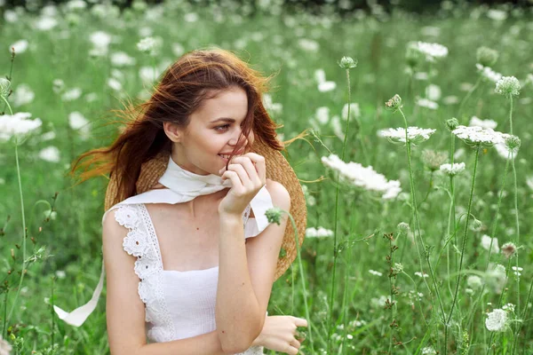 Glada kvinnor i vit klänning och poserar natur lyx — Stockfoto