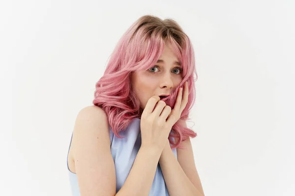 Vidám nő rózsaszín haj ruha pózol kozmetikumok — Stock Fotó
