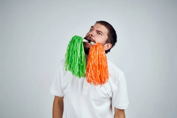 Homem em t-shirt branca divertimento de férias de entretenimento multicolorido — Fotografia de Stock