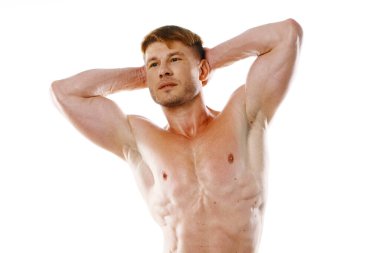 Atletik adam, elleri poz vererek basın jestlerini şişirdi.