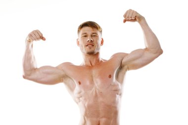 Atletik adam, elleri poz vererek basın jestlerini şişirdi.