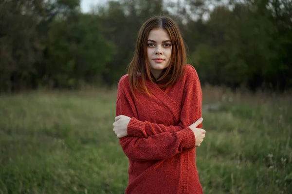 野外の赤いセーターに身を包んだ女性は — ストック写真