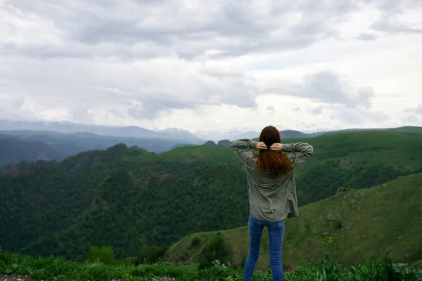 Mulher montanhas turísticas viagens paisagem natureza férias — Fotografia de Stock