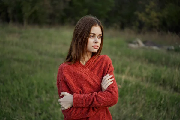 野外の赤いセーターに身を包んだ女性は — ストック写真