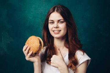 Hamburger yiyen neşeli kadın yakın plan yaşam tarzı