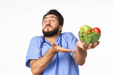 Ellerinde sebzelerle neşeli diyet sağlıklı yiyecekler.