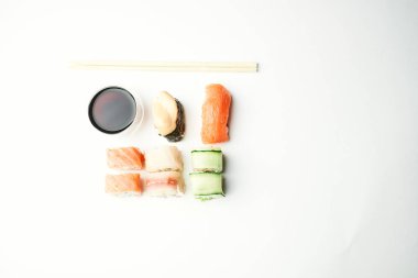 Suşi çubukları soya sosu, aperatif Japon mutfağı.