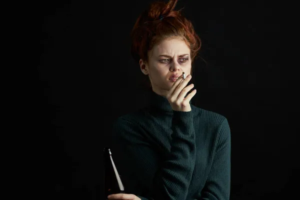 Mujer con botella de alcohol moretones bajo los ojos cambia depresión fondo oscuro — Foto de Stock