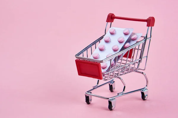 薬のパックと小さなカート薬局のショッピングサービス医学 — ストック写真